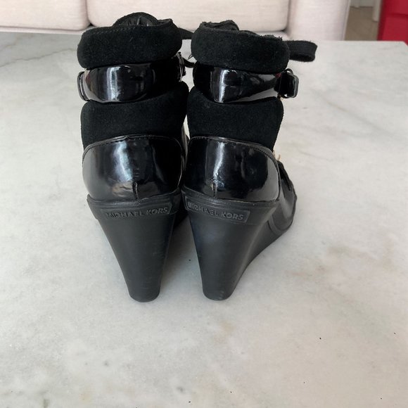 Michael Kors black & gold skid wedge sneaker / lace up ankle boot / bootie shoe - Picture 7 of 10